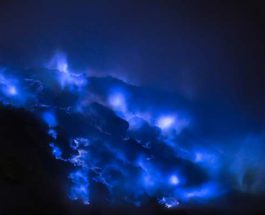 Индонезийский вулкан,Иджен,голубая лава