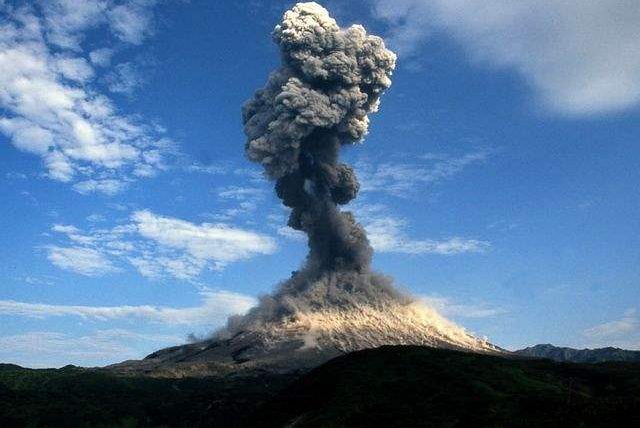вулкан извергается