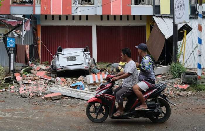 Индонезия, больница, обрушение, землетрясение,