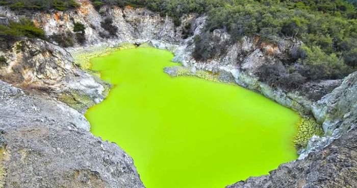 Дьявольская баня, неоново-зеленый серный пруд, Новая Зеландия,