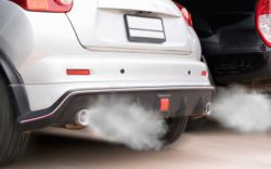 Почему валит белый дым из выхлопной трубы автомобиля